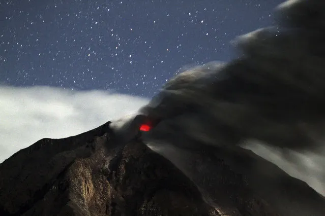 Mount Sinabung spews ash as seen from Tiga Pancur village in Karo district,  November 25, 2013. (Photo by Roni Bintang/Reuters)