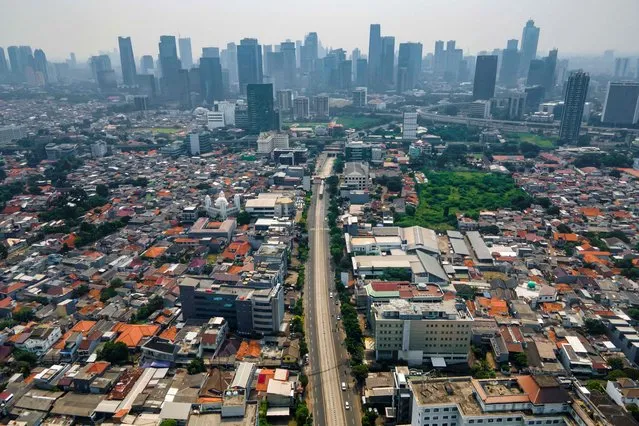 A road leading to the city centre usually filled with traffic is pictured deserted in Jakarta on July 16, 2021, after the government imposed restrictions two weeks ago on public activities to reduce the spread of the COVID-19 coronavirus. (Photo by Bay Ismoyo/AFP Photo)