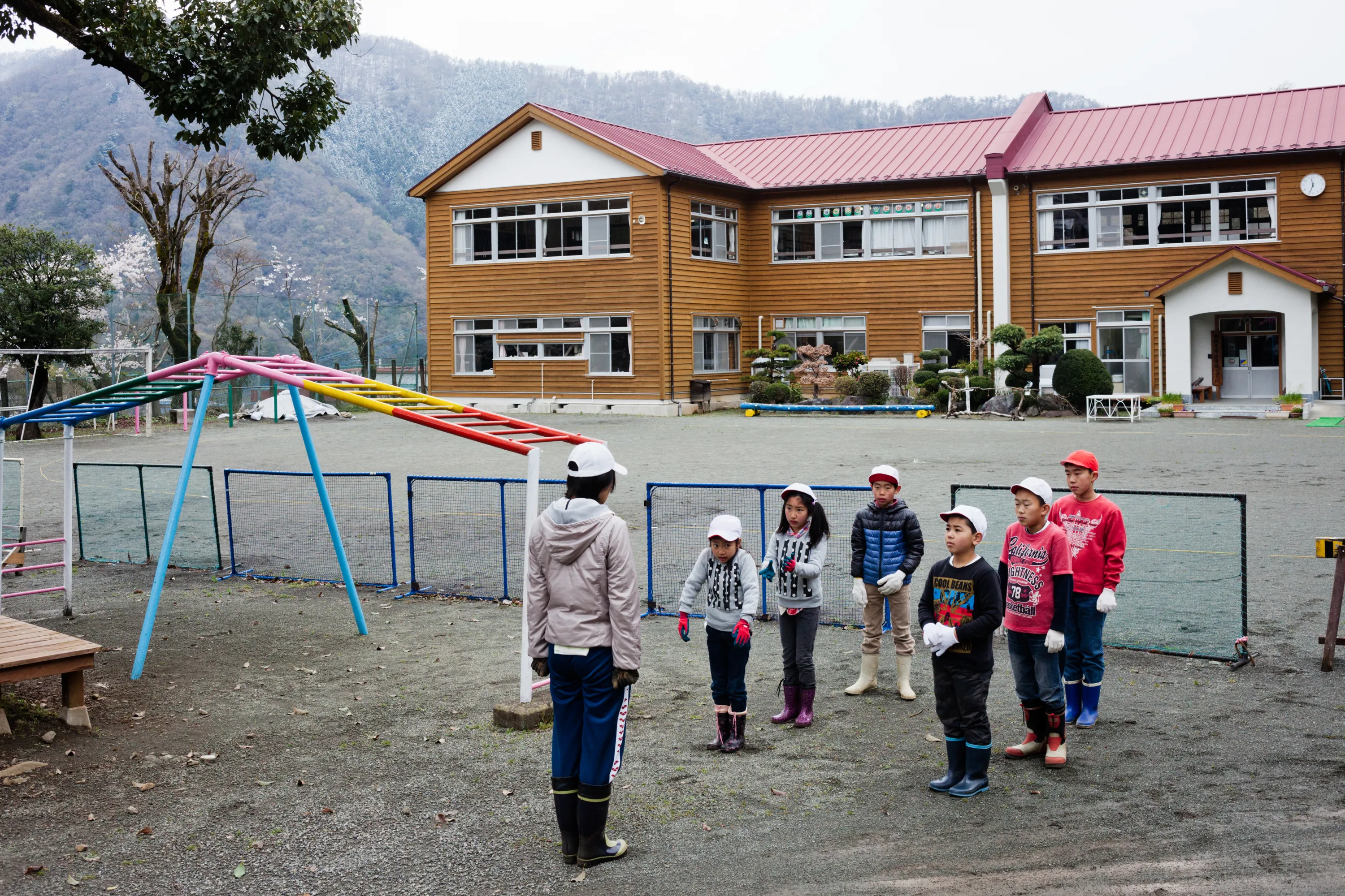 Small school. Японская Сельская школа. Японская школа в деревне. Деревенские школы в Японии. Деревенская японская школа.