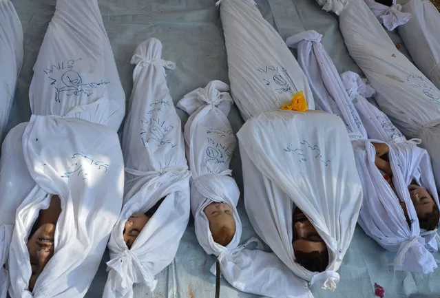 Bodies of people activists say were killed by nerve gas in the Ghouta region are seen in the Duma neighbourhood of Damascus August 21, 2013. Syrian activists said at least 213 people, including women and children, were killed in a nerve gas attack by President Bashar al-Assad's forces on rebel-held districts of the Ghouta region east of Damascus. (Photo by Bassam Khabieh/Reuters)
