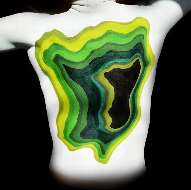 Optical illusion bodypaint. (Photo by Natalie Fletcher/Cater News)
