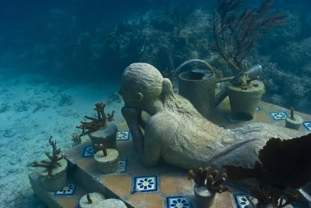 “The gardener”. Underwater Sculpture, Museo Subacuático de Arte, Cancun. (Photo by Jason deCaires Taylor/UnderwaterSculpture)