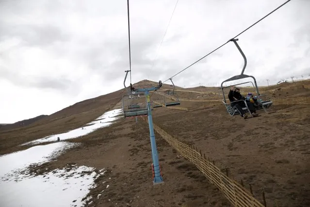 Tourists use the chairlift at the El Colorado ski centre at Los Andes Mountain range, near Santiago, Chile, July 1, 2015. (Photo by Ueslei Marcelino/Reuters)