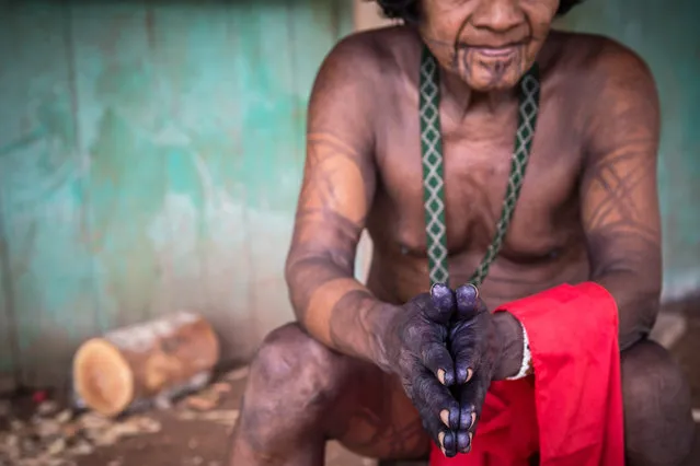 “The Emperã”. The Embera-Wounaan is a semi-nomadic indigenous people in Panama, living in the province of Darien at the shores of the Chucunaque, Sambu, Tuira Rivers and its water ways. Photo location: Darien Jungle, Panama. (Photo and caption by Bruno Cazarini/National Geographic Photo Contest)