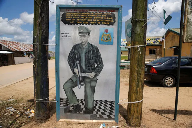 A painting depicting Isaac Adaka Boro, a former Niger Delta militant in the 1960s, is seen along a road in the village of Kiama near Yenagoa, in Nigeria's Delta region May 18, 2016. (Photo by Akintunde Akinleye/Reuters)