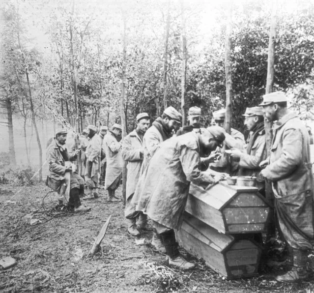 French soldiers in WW I using coffins as dining tables, circa 1916. (Photo by General Photographic Agency/Getty Images)