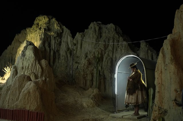 A contestant waits to compete in the Miss Cholita Pacena 2023 beauty pageant in Valle de La Luna on the outskirts of La Paz, Bolivia, Friday, June 23, 2023. The annual contest recognizes Aymara women's fashion and beauty as well as their command of their Indigenous lifestyle and language. (Photo by Juan Karita/AP Photo)