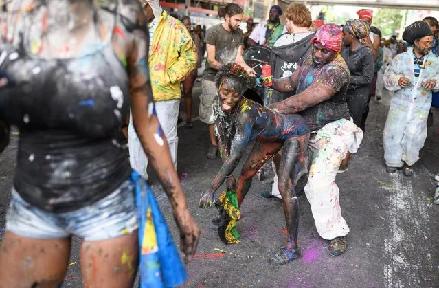 Paint-covered revellers take part in the traditional “J'ouvert” opening parade of the Notting Hill carnival on August 27, 2017 in London, England. (Photo by Leon Neal/Getty Images)