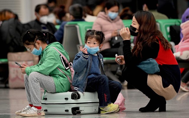 Passengers wearing face masks wait for their train at Changsha railway station in Changsha, China's central Hunan province on March 10, 2020. Chinese President Xi Jinping arrived in Wuhan on March 10 for his first visit to the epicentre of the coronavirus epidemic since the crisis erupted in January – a major sign that officials believe the outbreak is under control. (Photo by Noel Celis/AFP Photo)