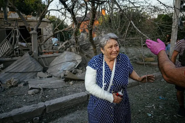 An injured woman reacts following a missile strike in Mykolaiv on August 29, 2022, amid the Russian invasion of Ukraine. Ukrainian forces have begun a counter-attack to retake the southern city of Kherson, which is currently occupied by Russian troops, a local government official said on Monday. (Photo by Dimitar Dilkoff/AFP Photo)