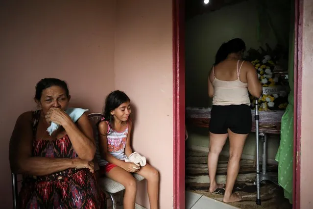 Relatives are seen near the coffin of Jose Barreto, at his house, amid the coronavirus disease (COVID-19) outbreak, at Jorge Teixeira neighborhood in Manaus, Brazil on May 7, 2020. (Photo by Bruno Kelly/Reuters)