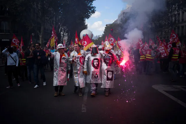 Metalworkers demonstrate as they march with flares, banners and flags in the streets of Paris on October 13, 2017. Several thousand workers have taken part in a protest organised by French union CGT for the metallurgy industry in Paris on October 13 to demand a national collective “high level” agreement for the branch in France. (Photo by Martin Bureau/AFP Photo)