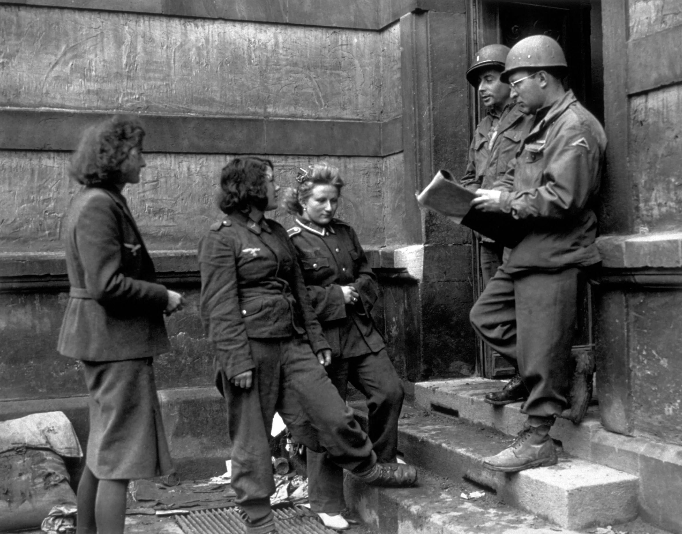 Куда немцы загнали пленных переночевать. Немецкие военнопленные в Германии 1945. Пленные солдаты вермахта Берлин. Германия 1945 год пленные немецкие солдаты. Пленные немецкие женщины в ВОВ 1941-1945.