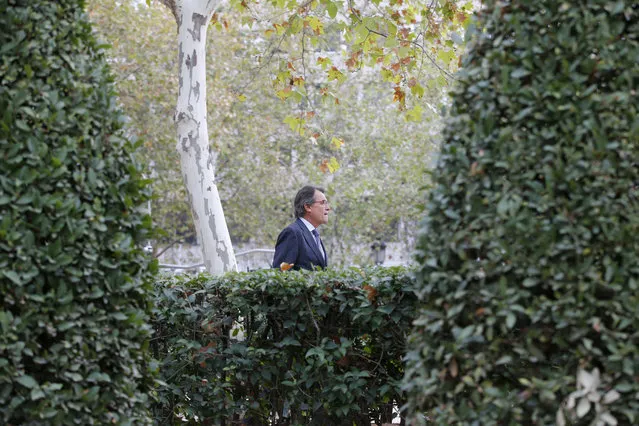 Artur Mas, a former President of Catalonia, walks outside the national court in Madrid, Spain, Thursday, November 2, 2017. Ousted Catalan government members and lawmakers began arriving at two Spanish courts in Madrid on Thursday to face possible charges of rebellion for having declared the region's independence. (Photo by Paul White/AP Photo)