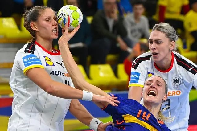 Netherlands' Kelly Dulfer (C) in action against Germany's Xenia Smits (L) during the main round match between the Netherlands and Germany of the Women's EHF EURO 2022 in Skopje, North Macedonia, 11 November 2022. (Photo by Georgi Licovski/EPA/EFE/Rex Features/Shutterstock)