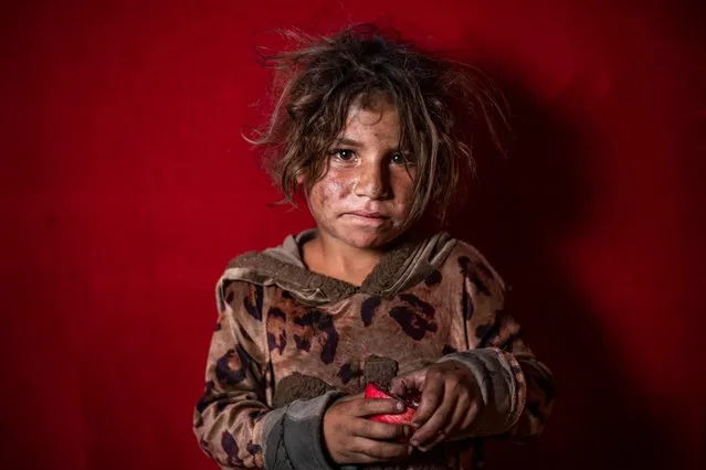 Batoul al-Hassan, a four-year-old displaced Syrian from Deir Ezzor, poses for a picture at the Sahlah al-Banat camp in the countryside of Raqa on October 17, 2022. (Photo by Delil Souleiman/AFP Photo)