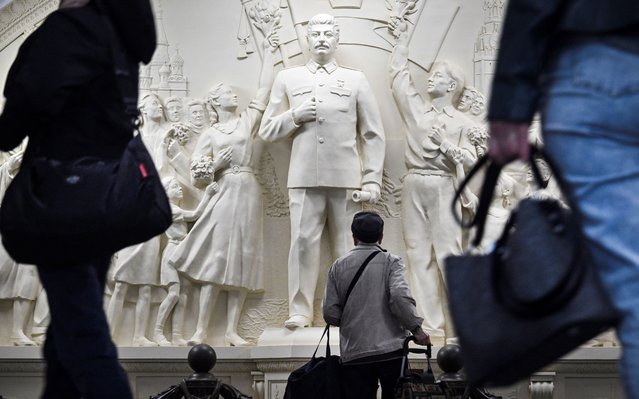 Commuters pause walking past the newly unveiled high relief depicting Soviet dictator Joseph Stalin in a passage at Taganskaya metro station in Moscow on May 15, 2025. Moscow authorities on May 15, 2025 unveiled a high relief to Joseph Stalin inside the Russian capital's metro, as the Kremlin has for years pushed to rehabilitate the dictator, promoting an ultra-patriotic version of history that glosses over Soviet-era repression. The Moscow Metro unveiled the replica of the high relief of Soviet dictator inside the central Taganskaya station, that had been destroyed in the 1960s during the de-stalinization campaign. (Photo by Alexander Nemenov/AFP Photo)