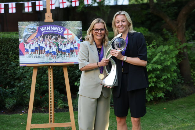 England's head coach Sarina Wiegman (L) and England defender Leah Williamson (R) pose with the trophy during a reception following their European championship win at Downing Street on July 28, 2025 in London, United Kingdom. England defeated Spain in the UEFA Women's EURO 2025 Final to retain the trophy on 27 July. (Photo by Richard Pohle – WPA Pool/Getty Images)