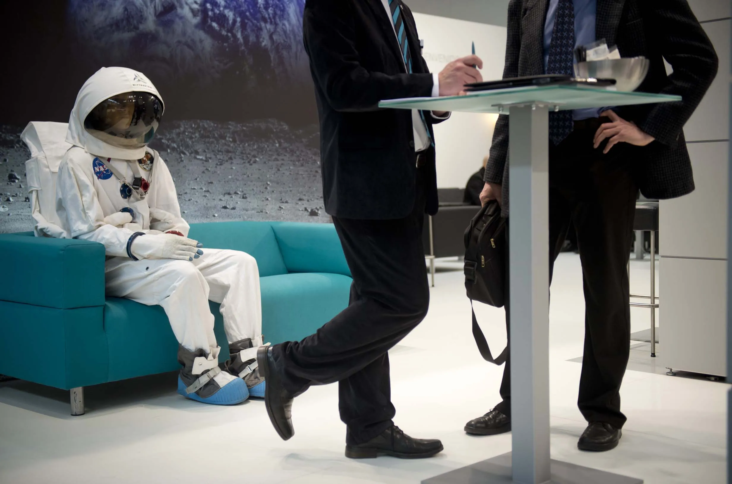 Spaceman 2024 трейлер. Квартира астронавта. Progressive Astronaut стиль. Зона для скафандров. Astronaut sitting.