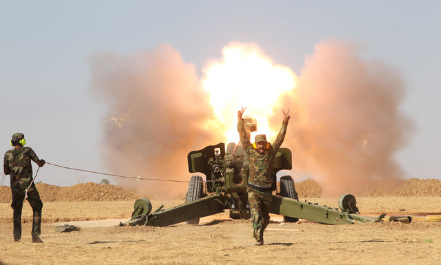 Popular Mobilization Forces (PMF) personnel fire artillery during clashes with Islamic State militants south of Mosul October 29, 2016. (Photo by Reuters/Stringer)