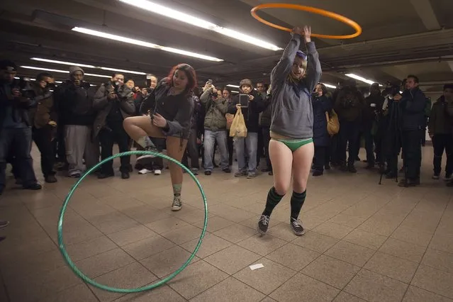 People, taking part in the “No Pants Subway Ride”, play with hula hoops in the Manhattan borough of New York January 11, 2015. (Photo by Carlo Allegri/Reuters)