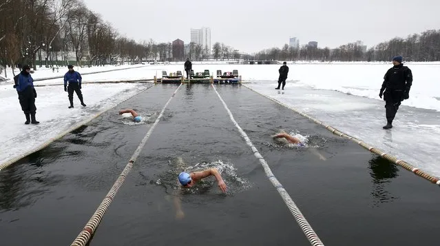 Swimmers participate in the Belarusian winter swimming championship in Minsk, Belarus December 18, 2016. (Photo by Vasily Fedosenko/Reuters)