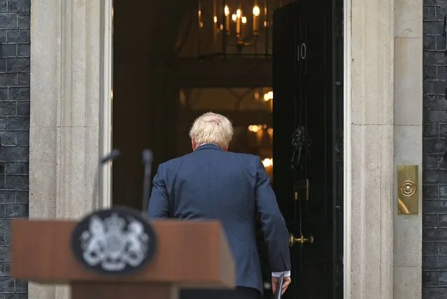 Britain's Prime Minister Boris Johnson walks back into 10 Downing Street in central London after making a statement on July 7, 2022. Johnson quit as Conservative party leader, after three tumultuous years in charge marked by Brexit, Covid and mounting scandals. (Photo by Justin Tallis/AFP Photo)