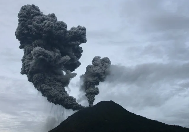 Mount Sinabung volcano spews smoke in Suka Nalu village in the district of Tanah Karo, August 30, 2010. (Photo by Tarmizy Harva/Reuters)