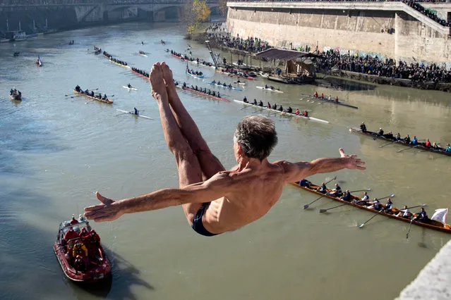 Italian Marco Fois jumps off Ponte Cavour bridge to dive into the Tiber river to celebrate the new year in Rome, Italy, 01 January 2022. During the New Year's Day tradition, swimmers jump from the parapet of the 15-meter-high bridge into the waters of the Tiber River. (Photo by Massimo Percossi/EPA/EFE)