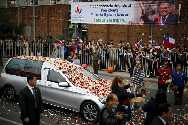 The hearse transports the coffin containing the body of former Chilean President Patricio Aylwin to the cemetery in Santiago, Chile April 22, 2016. (Photo by Ivan Alvarado/Reuters)