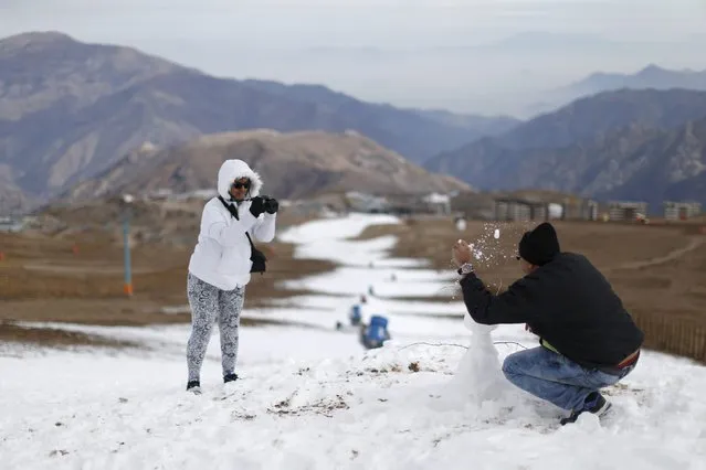 Colombian tourists take pictures at the El Colorado ski centre at Los Andes Mountain range, near Santiago, Chile, July 1, 2015. (Photo by Ueslei Marcelino/Reuters)