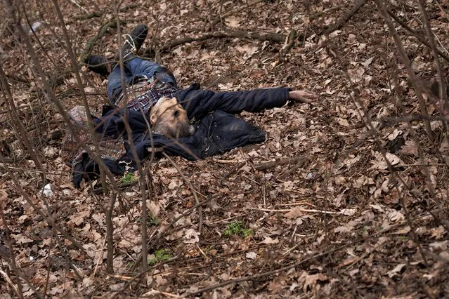 The body of a man, with his feet tied up, who according to local police was killed by Russian soldiers, lies on the ground in Bucha, Kyiv region, Ukraine, April 6, 2022. (Photo by Alkis Konstantinidis/Reuters)
