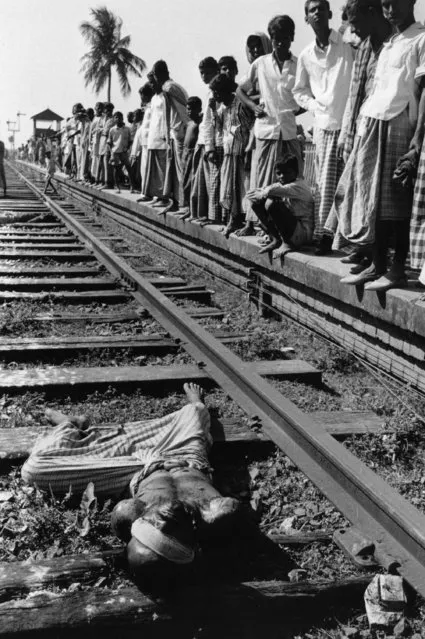Three traitors on the railway line at Jhihargachi in India,  during East Pakistan's struggle to become the independent state of Bangladesh, 1971. (Photo by William Lovelace/Express/Getty Images)