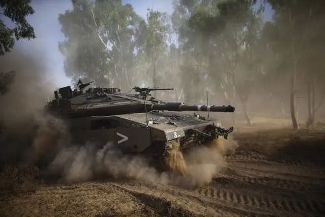An Israeli tank performs a manoeuvre after the end of a five-hour humanitarian truce, near the border with the Gaza Strip July 17, 2014. Israeli leaders on Thursday played down prospects of a permanent Gaza ceasefire and fighting returned to a familiar pattern of Palestinian rocket salvoes and Israeli bombing after the five-hour humanitarian truce. (Photo by Ronen Zvulun/Reuters)
