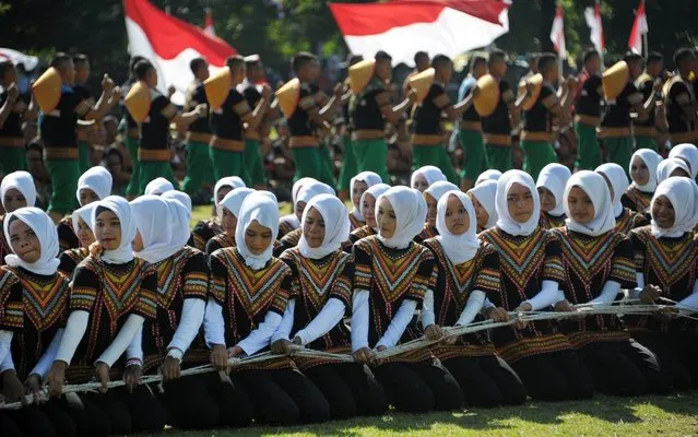 Acehnese dancers participate in a mass dance to celebrate Indonesia's Independence Day in Banda Aceh on August 17, 2015. Indonesian on August 17 marked its 70th anniversary of independence from Dutch rule. (Photo by Chaideer Mahyuddin/AFP Photo)