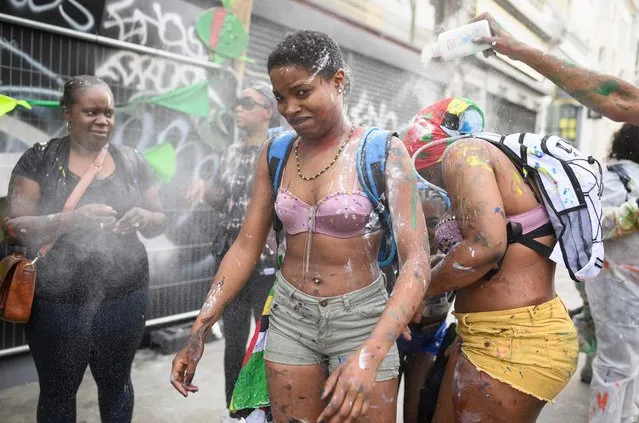 Paint-covered revellers take part in the traditional “J'ouvert” opening parade of the Notting Hill carnival on August 27, 2017 in London, England. (Photo by Leon Neal/Getty Images)