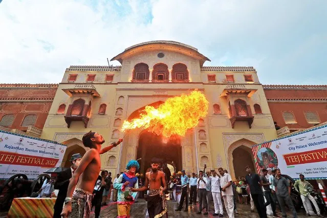 A fire eater performs during the traditional procession makes its way on the occasion of “Teej” festival in Jaipur, Rajasthan, India on August 1, 2022. (Photo by Photo by Vishal Bhatnagar/NurPhoto/Rex Features/Shutterstock)