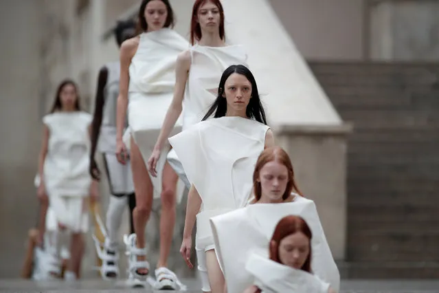 Models present creations by U.S. designer Rick Owens as part of his Spring/Summer 2018 women's ready-to-wear collection show during Paris Fashion Week, France, September 28, 2017. (Photo by Benoit Tessier/Reuters)