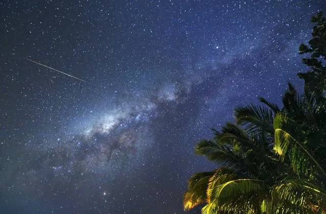 A meteor crosses the Milky Way on the Ari Atoll, Maldives, on the night of 17 August 2014. Ari Atoll (also called Alif or Alufu Atoll) is one of natural atolls of the Maldives. (Photo by Sergey Dolzheko/EPA)