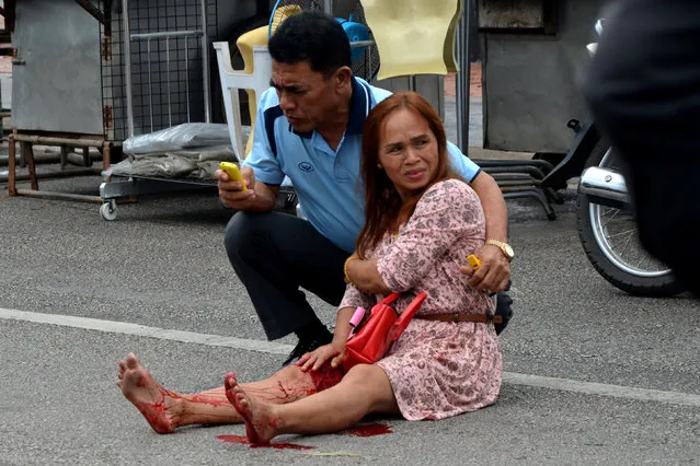Injured people receive first aid after a bomb exploded on August 11, 2016 in Trang, Thailand. (Photo by Reuters/Dailynews)