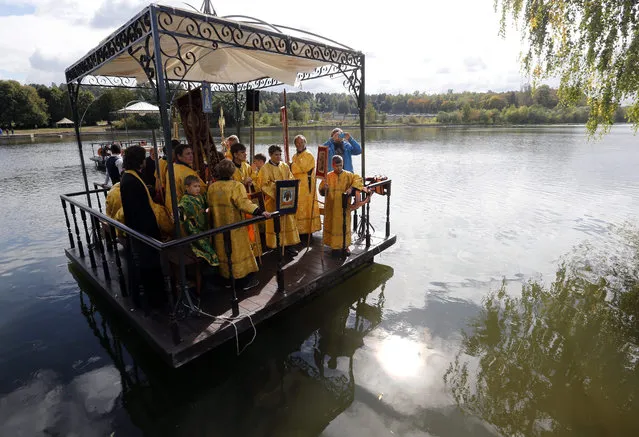 Russian Orthodox Church believers cross Moskva river with icons and gonfalons, while making a geligious procession  devoted to the memory of Grand Dushess Yelizaveta Fiodorovna near her residence in Usovo, Moscow region, 13 September 2015. German born Saint Grand Dushess Yelizaveta Fiodorovna was a sister of a wife of Russian Tzar Nicholas II and a wife of Moscow General- Governor Sergiy, an uncle of Nicholas II. (Photo by Sergei Chirikov/EPA)