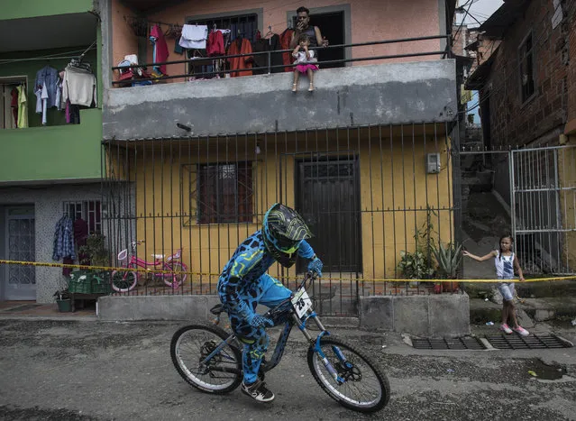 Colombia's downhill rider Sebas Uribe competes during the Urban Bike Inder Medellin race final at the Comuna 1 shantytown in Medellin, Antioquia department, Colombia on November 19, 2017. (Photo by Joaquin Sarmiento/AFP Photo)