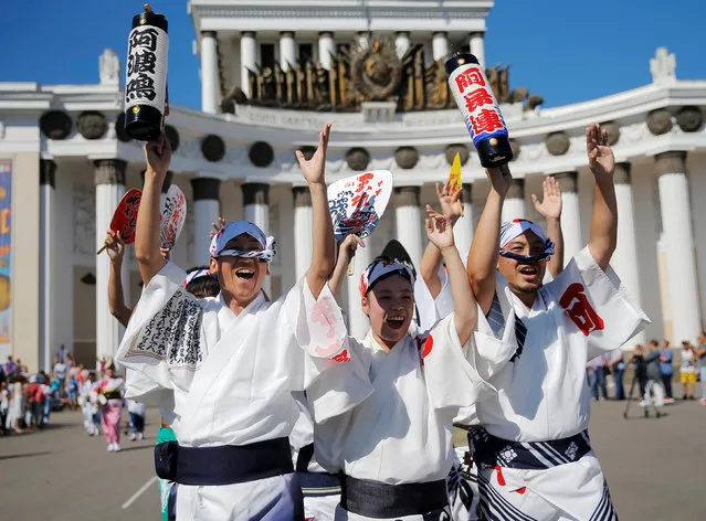 Members of the Awa Odori (Awa Dance) folk group of Japan perform during the International Military Orchestra Music Festival “Spasskaya Tower” at the Exhibition of Achievements of National Economy (VDNH) in Moscow, Russia August 27, 2016. (Photo by Maxim Shemetov/Reuters)
