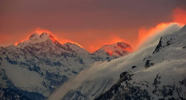 The sunset illuminates the peaks of the mountains near the Swiss mountain resort of St. Moritz January 24, 2015. (Photo by Arnd Wiegmann/Reuters)
