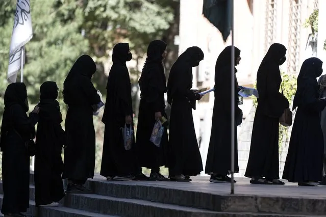 Afghan female students stand in a queue after they arrive for entrance exams at Kabul University in Kabul on October 13, 2022. (Photo by Wakil Kohsar/AFP Photo)