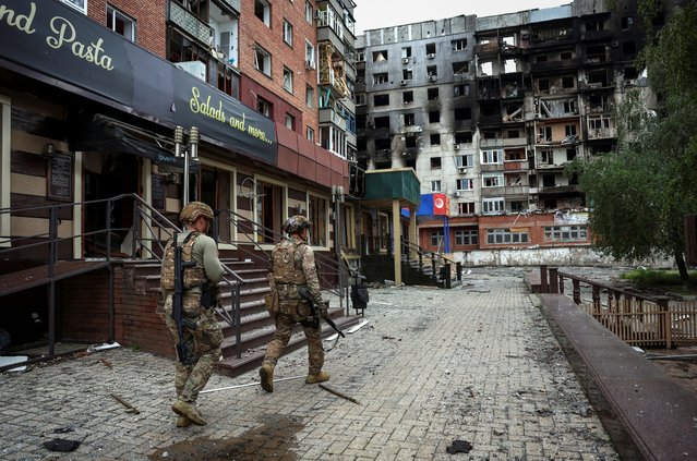 Members of Ukraine's White Angel unit check an area for residents in the frontline town of Pokrovsk in Donetsk region, Ukraine, on May 21, 2025. According to a recent police report, 1,915 people remain in the city, once home to a coking coal mine and some 60,000 people. (Photo by Anatolii Stepanov/Reuters)