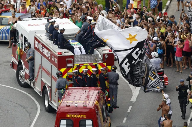 General view of fans as the casket of Brazilian soccer legend Pele is transported by the fire department, from his former club Santos' Vila Belmiro stadium in Santos, Brazil on January 3, 2023. (Photo by Amanda Perobelli/Reuters)