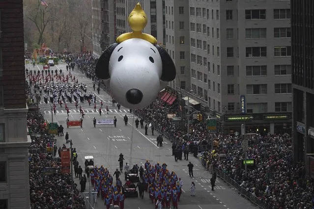 The Snoopy float makes its way down 6th Ave during the Macy's Thanksgiving Day Parade, in New York November 27, 2014. (Photo by Carlo Allegri/Reuters)