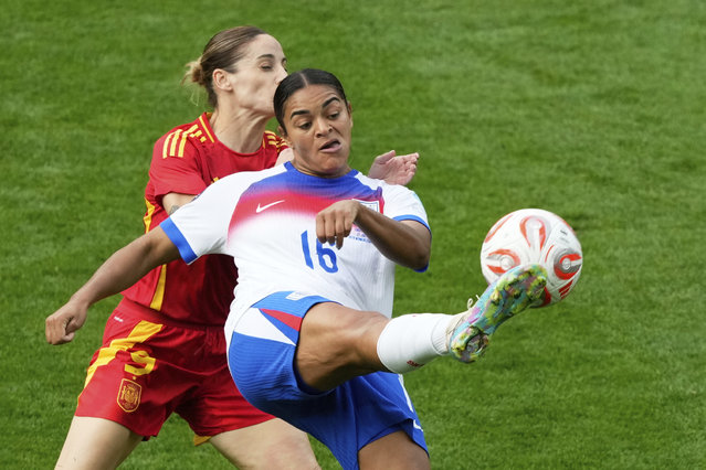 England's Jess Carter kicks the ball ahead of Spain's Esther Gonzalez during the Women's Euro 2025 final soccer match between England and Spain at St. Jakob-Park in Basel, Switzerland, Sunday, July 27, 2025. (Photo by Michael Probst/AP Photo)