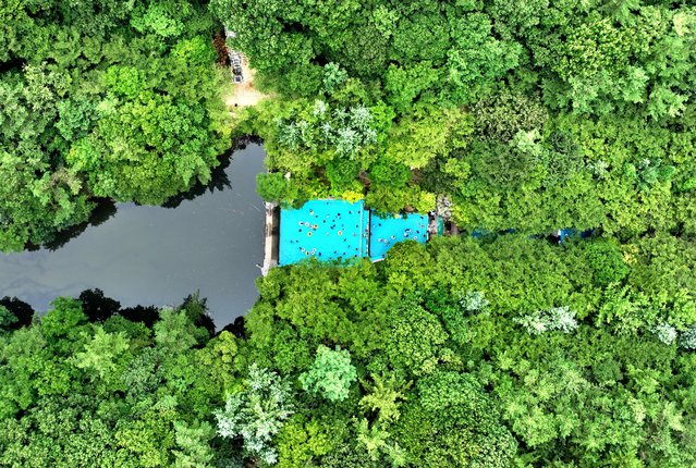 On the August 3, 2025, vacationers enjoyed a day of water play at the Sangso-dong Forest Recreation Area in Dong-gu, Daejeon. This pool was created by damming a stream. (Photo by Shin Hyeon-jong)
